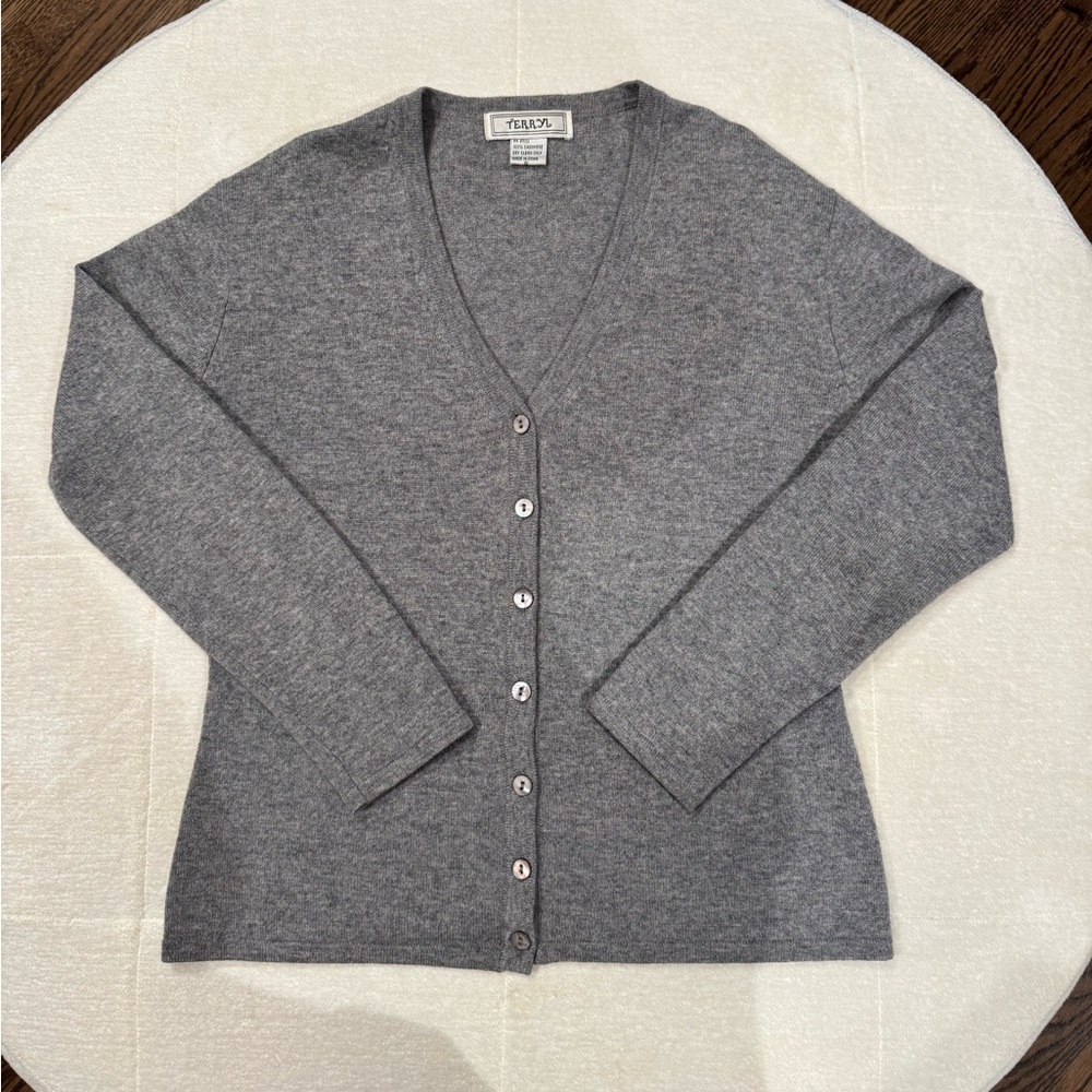 EUC v-neck gray cashmere cardigan by Terryl. Size S. 40”B. 21” L.
